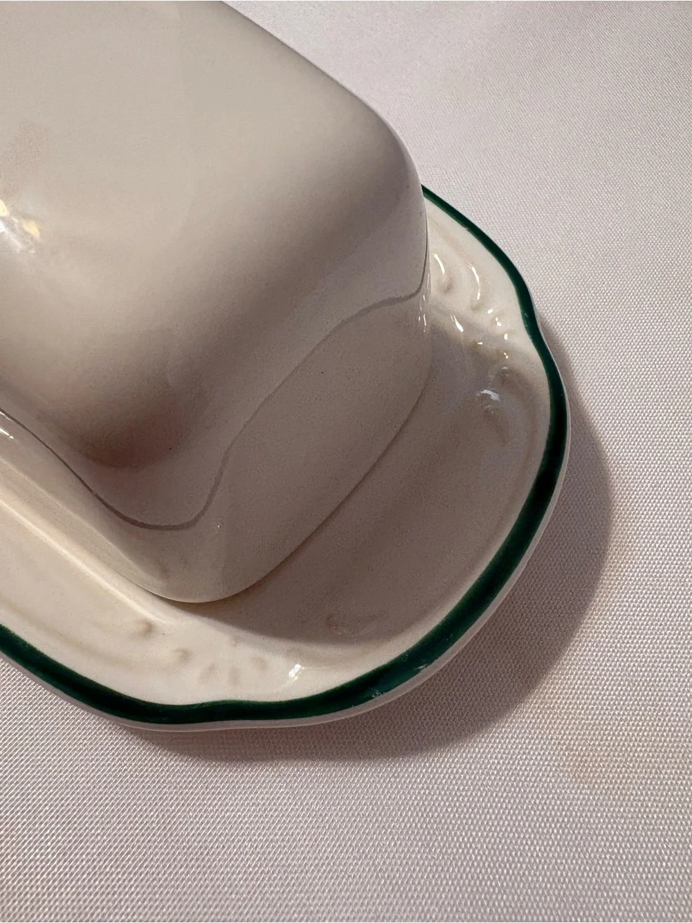 Pfaltzgraff Winterberry covered butter dish classic holly berry White with Green